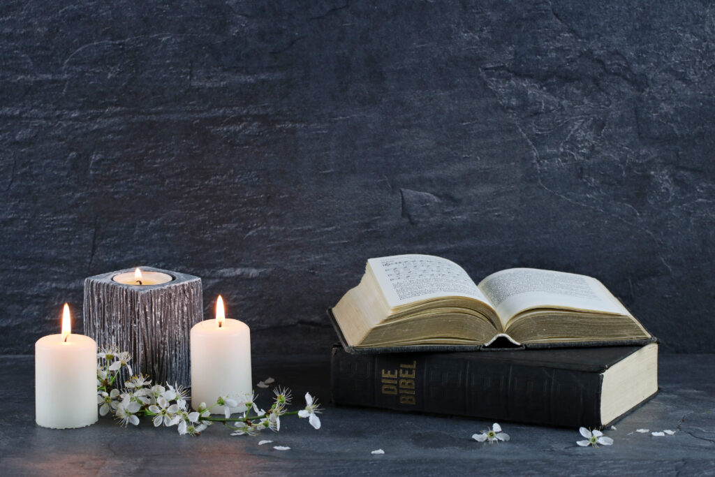 Kerzen mit Bibel