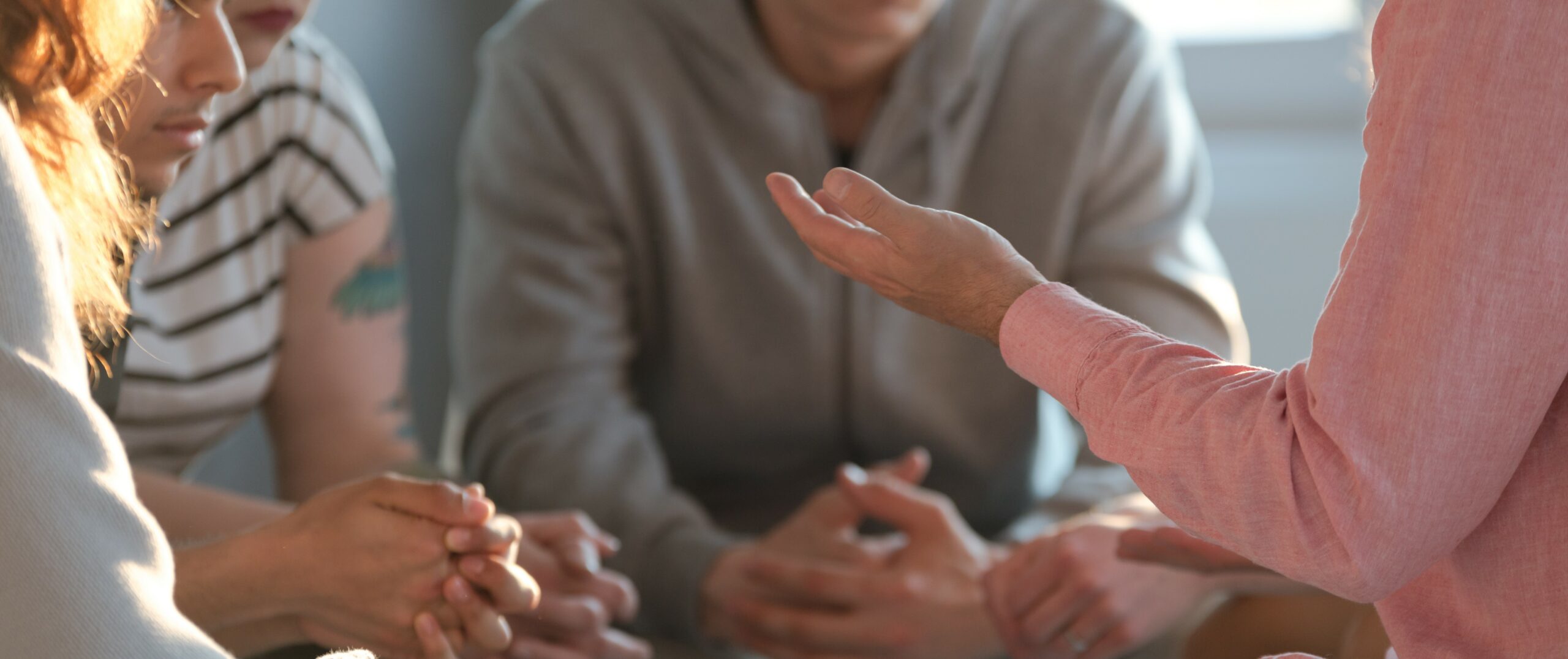 Pfarrei Angebote Erwachsene Erklärung mit Hand