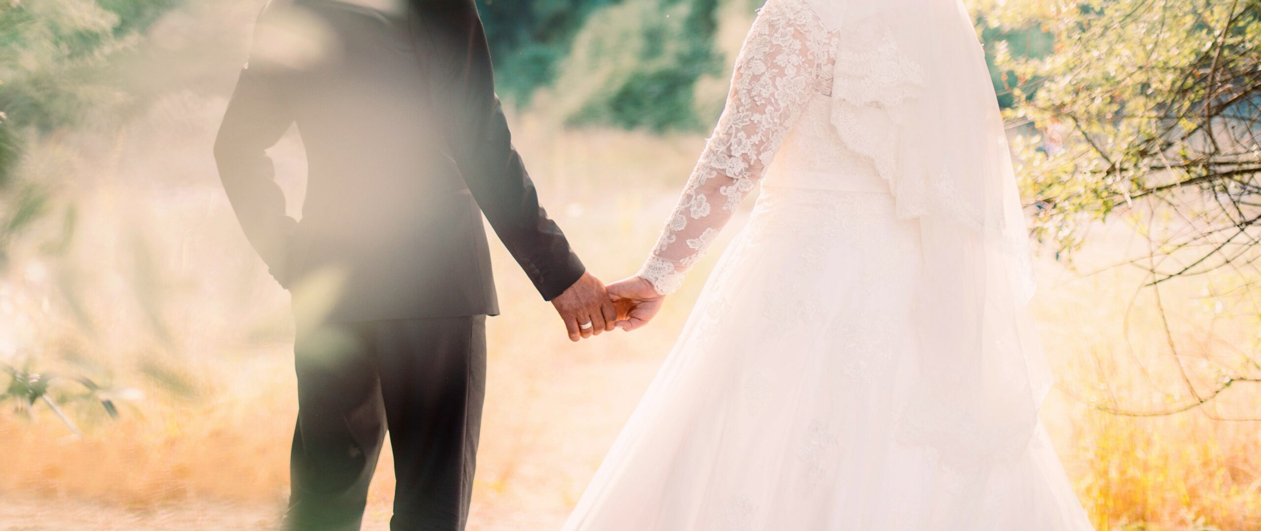 Trauung Paar Hand in Hand auf einem Feld