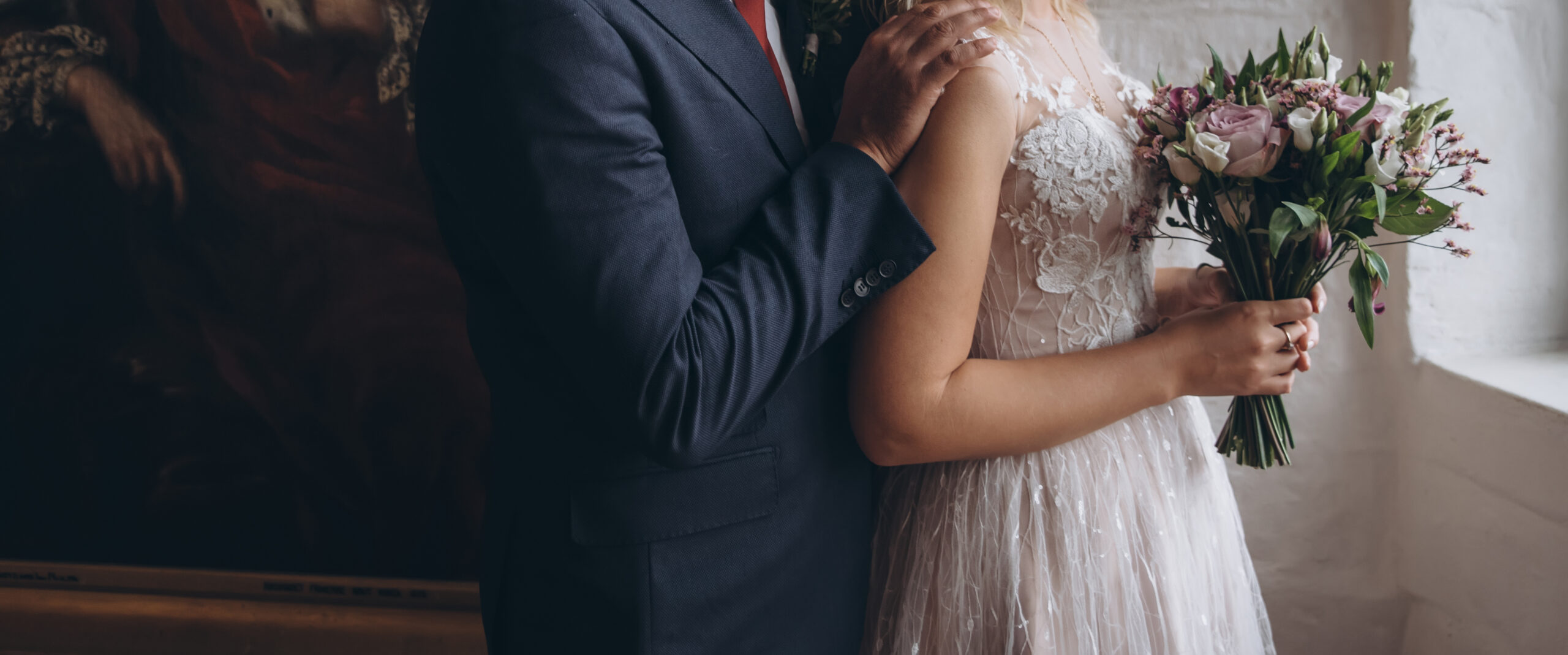 Hochzeitspaar mit Blumenstrauss Mann hält Frau