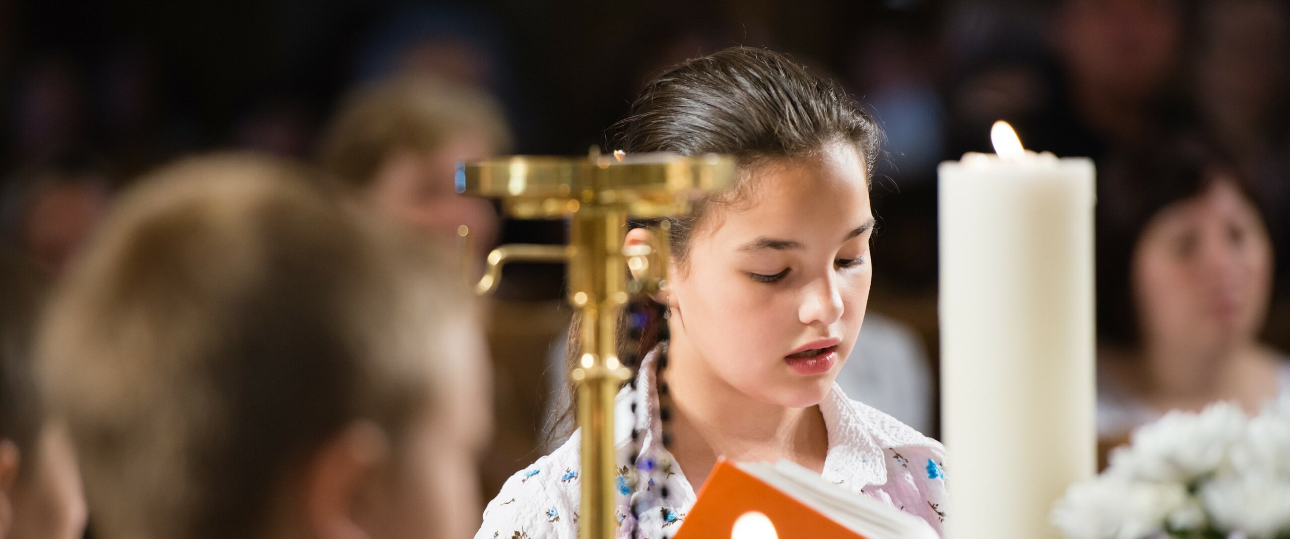 Firmung Mädchen liest vor