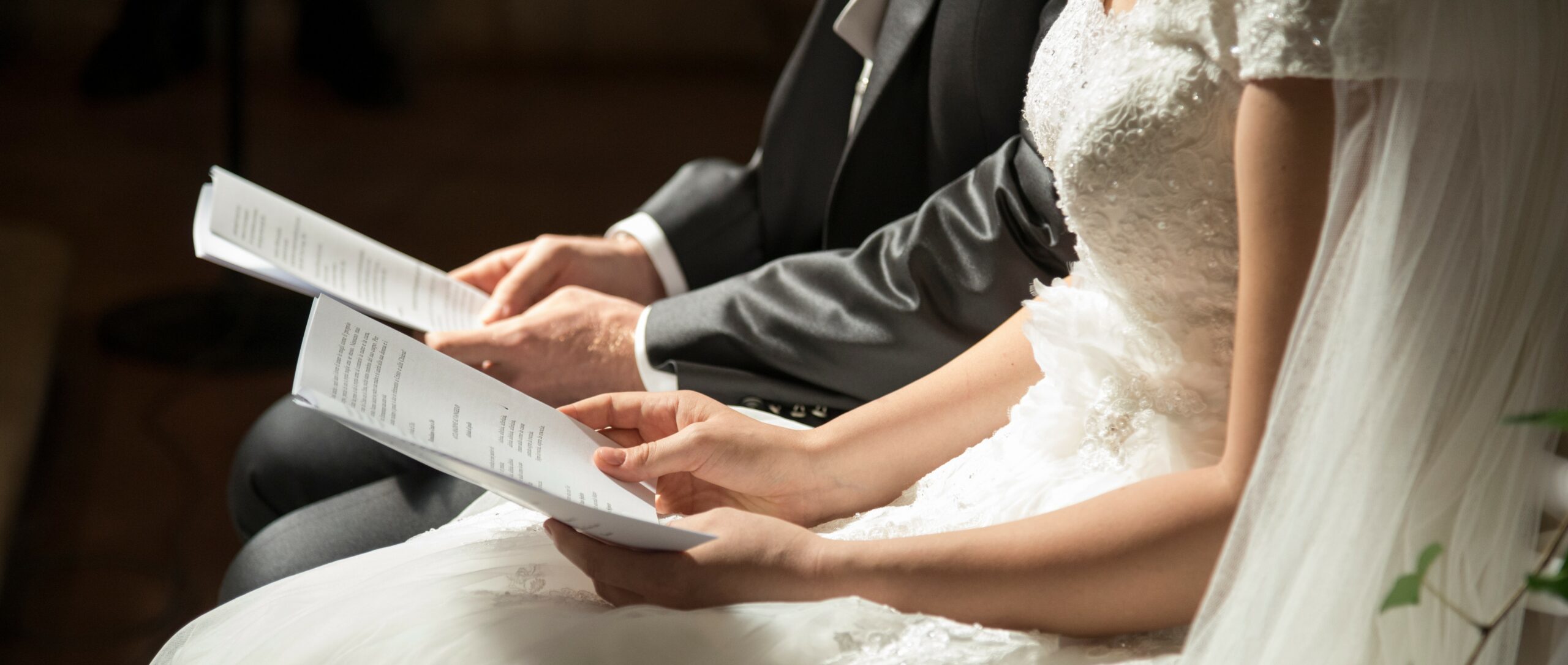 Trauung Paar liest Gottesdienst bei Trauung Hochzeit