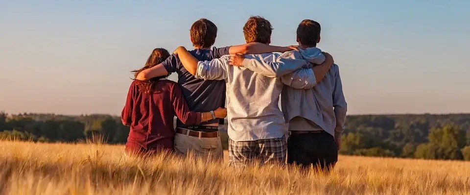 Pfarrei Angebote Jugendliche die miteinander Arm in Arm stehen